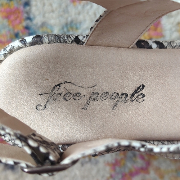 Free People Chelsea Embossed Snake Print Strappy Platform Sandals Beige Black 38 - Picture 12 of 16